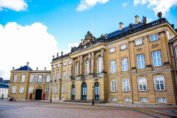 A dán Amalienborg palota impozáns épülete, gyönyörű részletekkel.