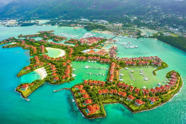 Légifelvétel a gyönyörű Mahé-szigetről, zöld lagúnákkal és üdülőhelyekkel.