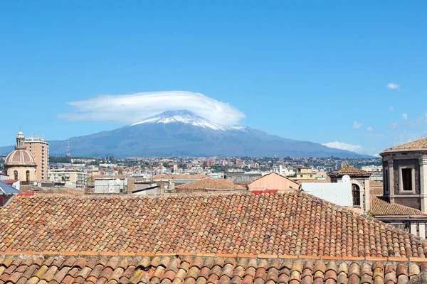 Catania városának panorámája, háttérben az Etna vulkán.