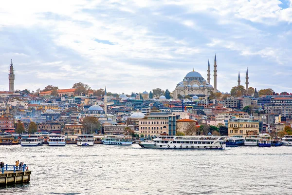 Isztambul városképe a Boszporusz mentén, a Szulejmán-mecsettel a háttérben.