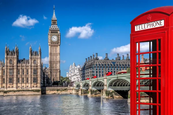 A Big Ben és a Temze partján álló piros telefonfülke London ikonikus látképe.