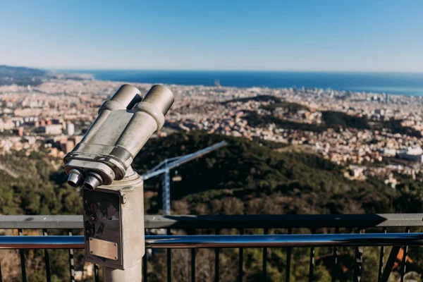 Kilátó Barcelonára, panorámás város- és tengerparti látképpel.