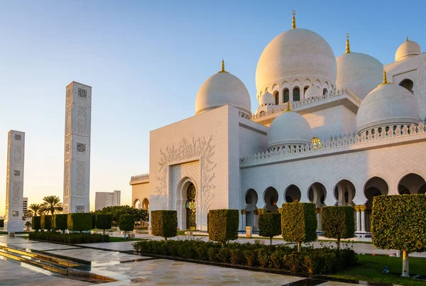Abu Dhabi mecsetei és múzeumai
