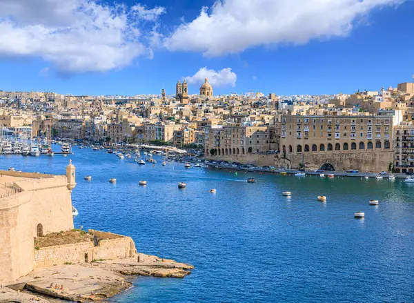 Panorámás kilátás Valletta városára, a Grand Harbourra és a hajókra.
