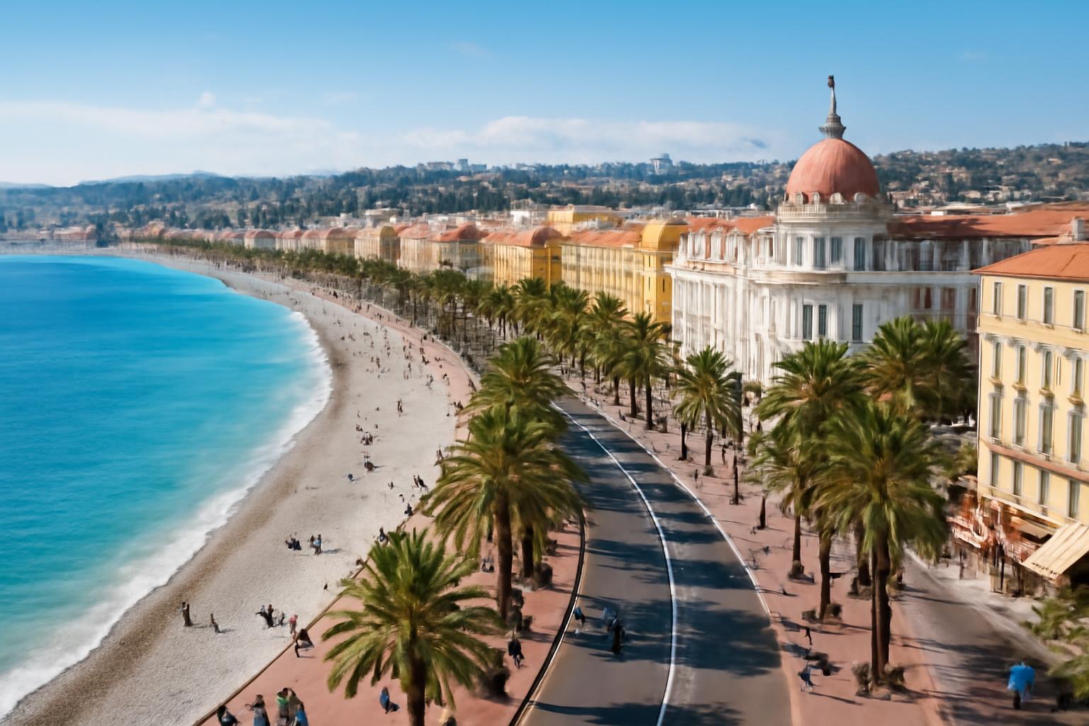 Nizza tengerpartja, pálmafák és színes épületek a háttérben.