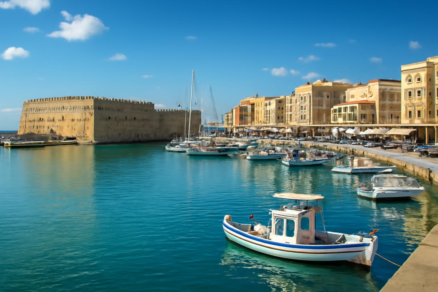 Heraklion kikötője, a városfal és a hajók a vízben.