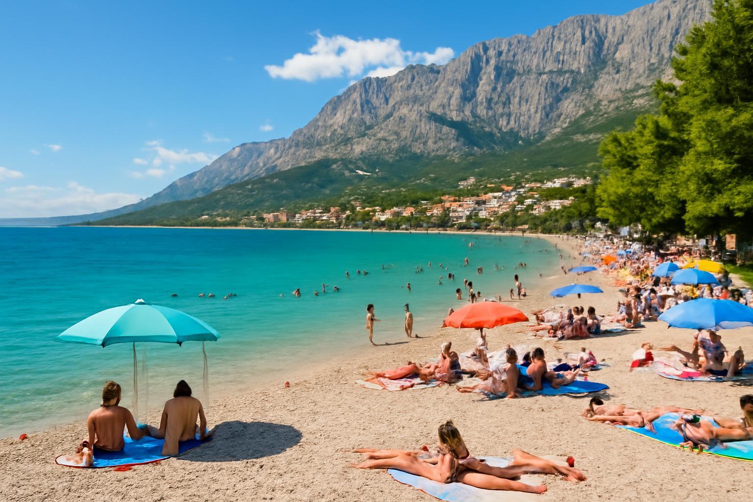 Makarska homokos strandja, napernyők alatt pihenő emberekkel és a tengerparton fürdőzőkkel.