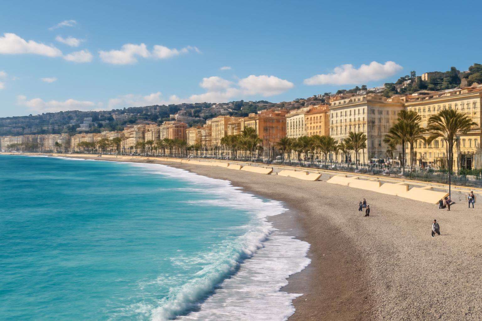 Nizza tengerpartja, nyugodt víz és sétáló emberek a homokos parton.