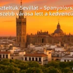 Sevilla város panorámája naplementekor, a Giralda toronnyal